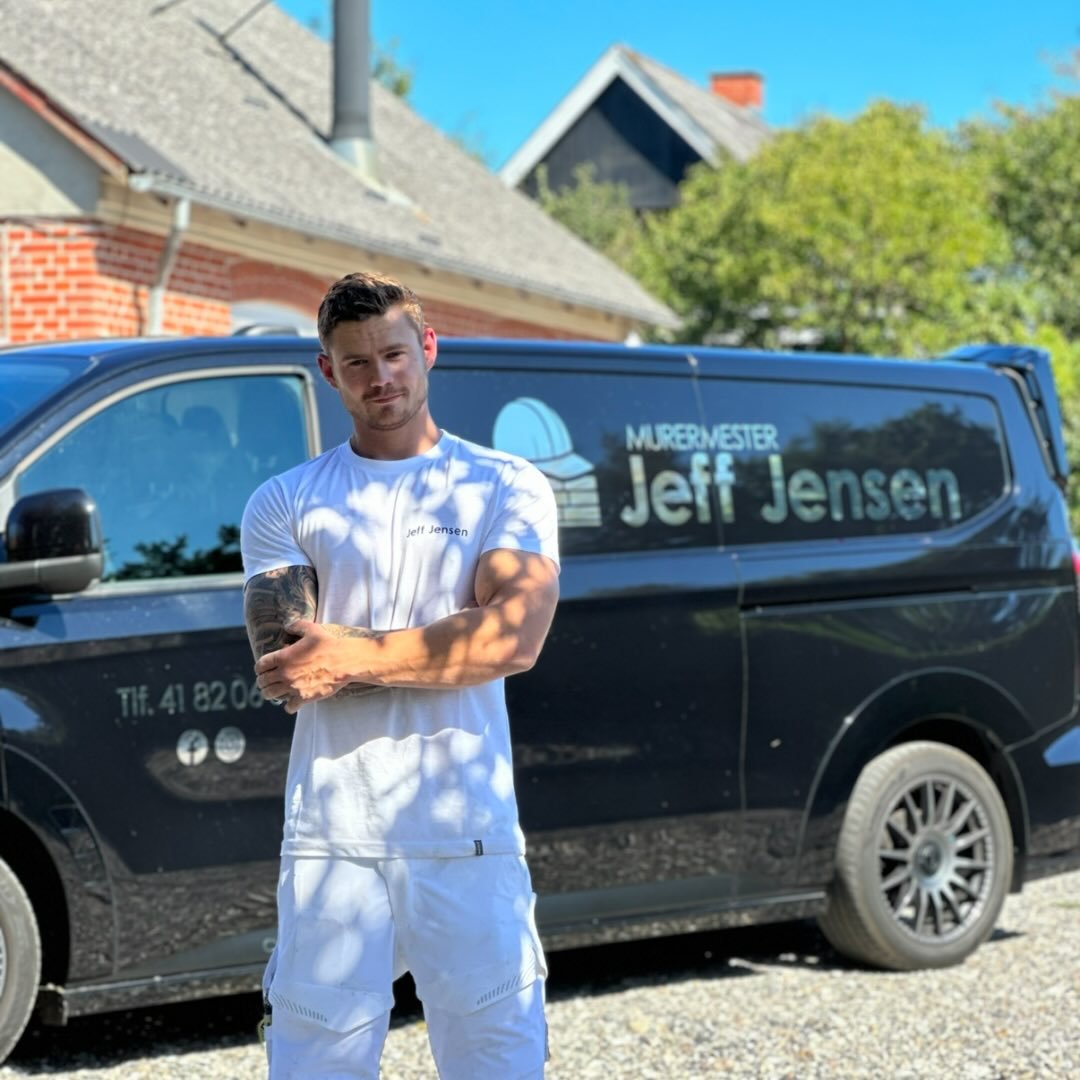 Jeff foran sin firmabil